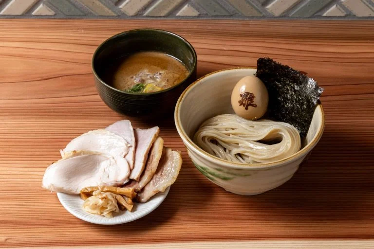 目黒で楽しむ和モダンな空間とこだわりのつけ麺ランチデート