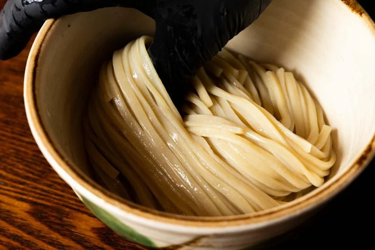 目黒で味わうこだわりのつけ麺と和モダンな空間でのランチタイム