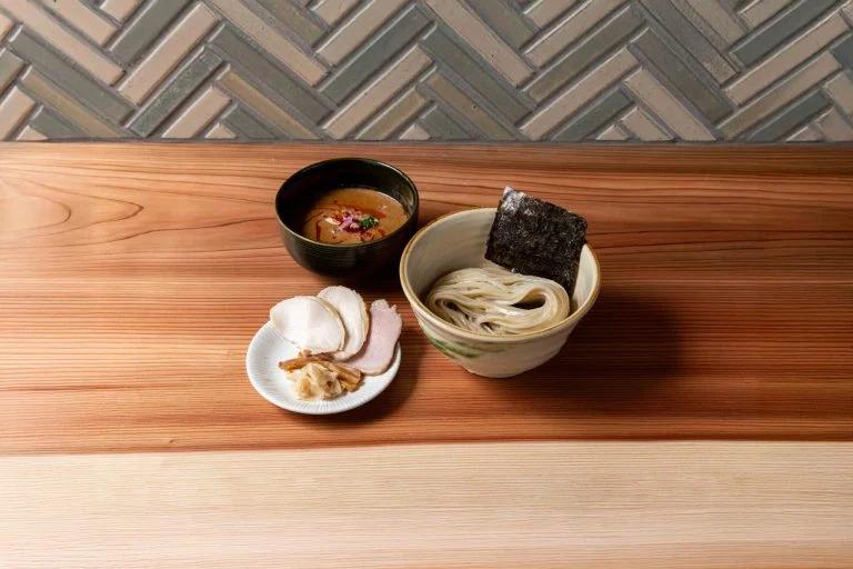 目黒のつけ麺専門店で味わう濃厚なつけ汁と太麺