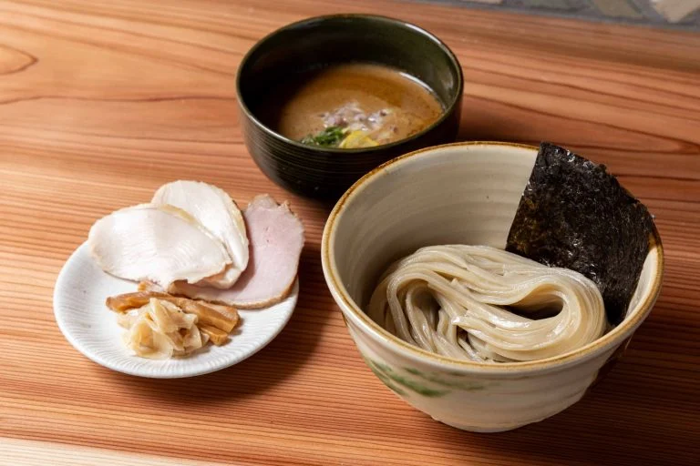 目黒のつけ麺店で太麺とつけ汁の味わいを堪能